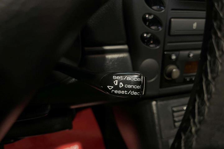 Sølv Porsche Boxster fra 2000 set indefra