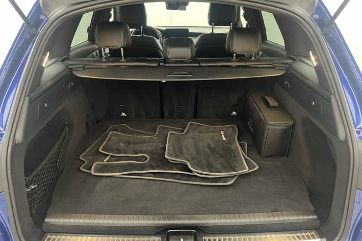 Blå Mercedes GLC300 e fra 2021 set indefra