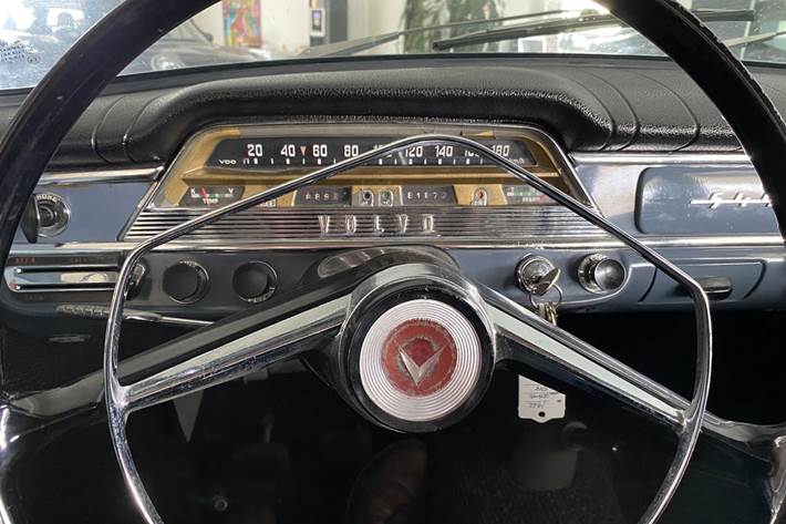 Grå Volvo PV544 fra 1962 set indefra