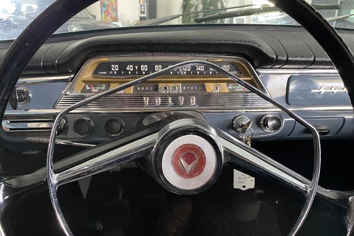 Grå Volvo PV544 fra 1962 set indefra