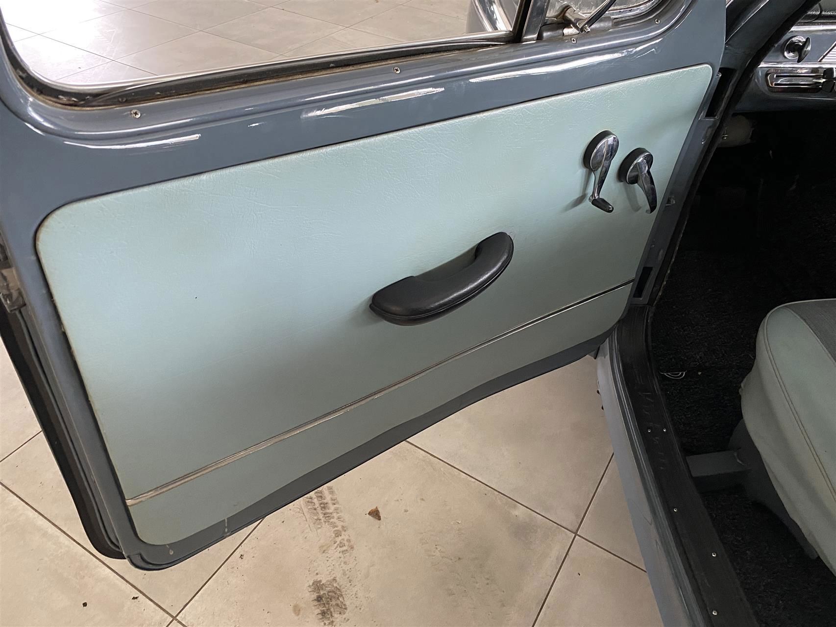Grå Volvo PV544 fra 1962 set indefra