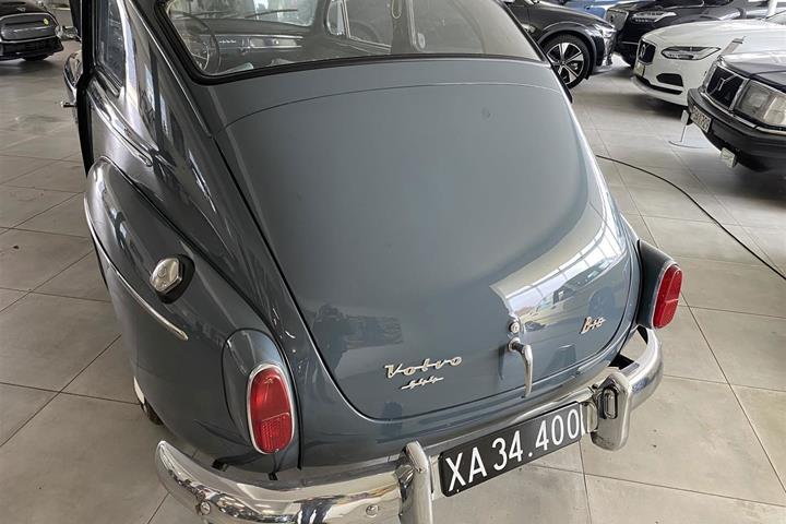 Grå Volvo PV544 fra 1962 set udefra