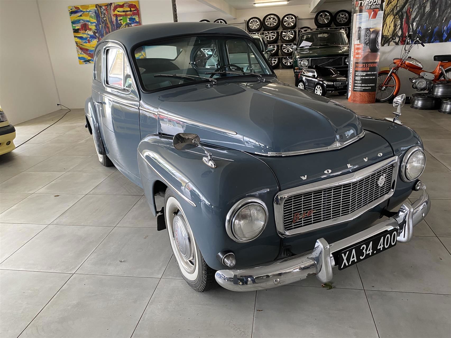 Grå Volvo PV544 fra 1962 set udefra