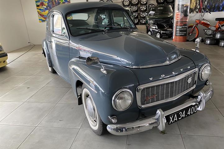 Grå Volvo PV544 fra 1962 set udefra