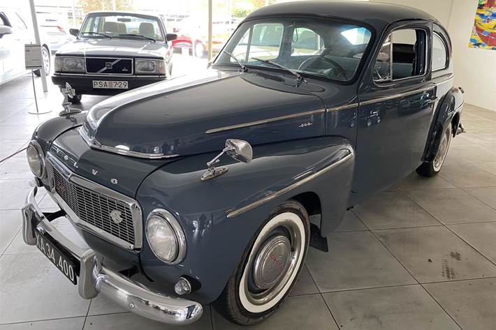 Grå Volvo PV544 fra 1962 set udefra