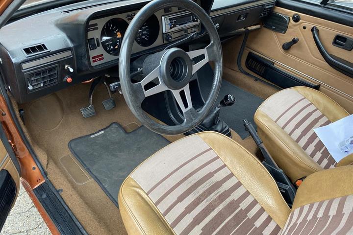 Bronze VW Scirocco fra 1979 set indefra