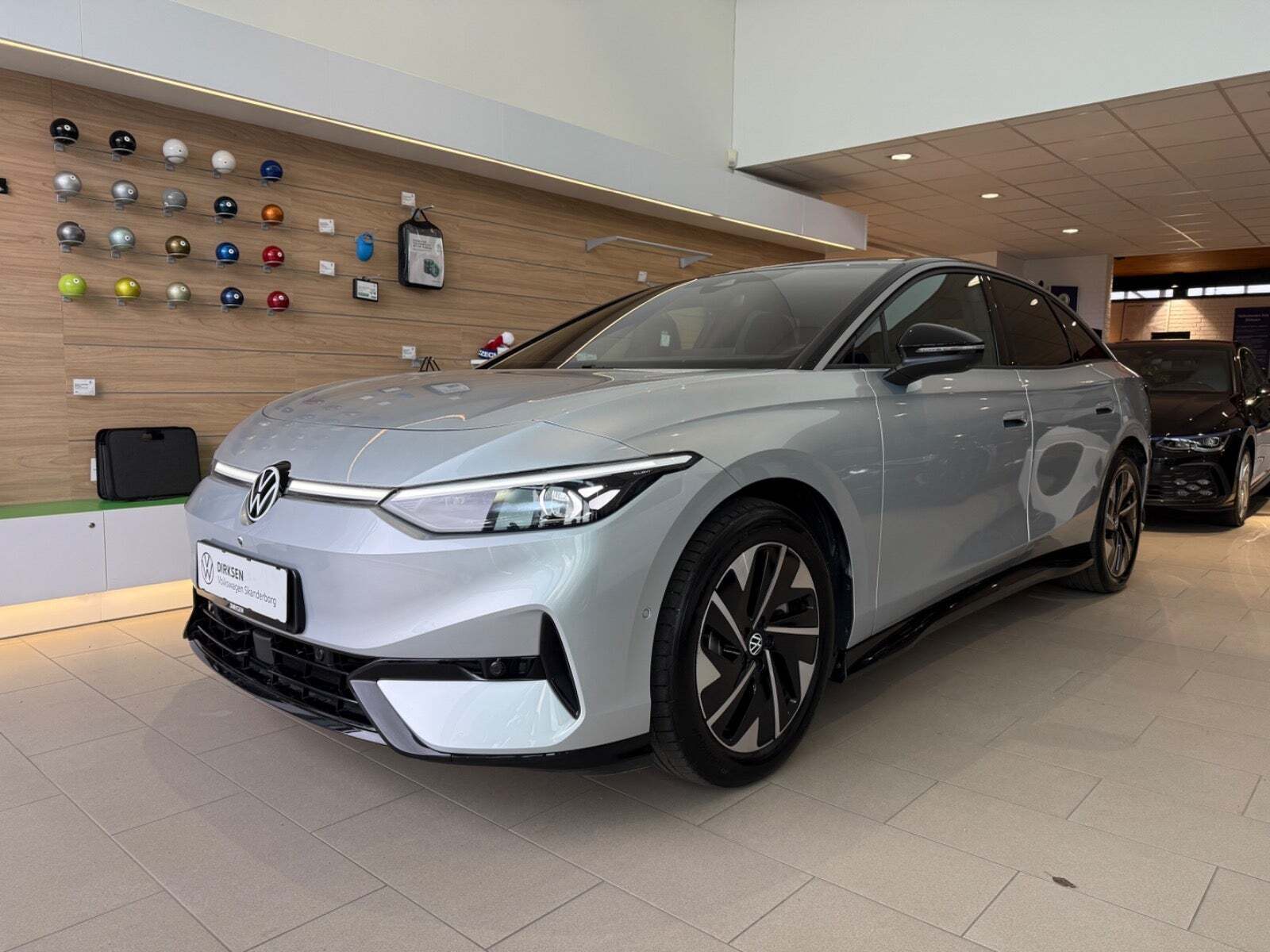 Sølv VW ID.7 fra 2024 set udefra