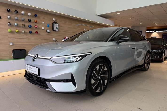 Sølv VW ID.7 fra 2024 set udefra
