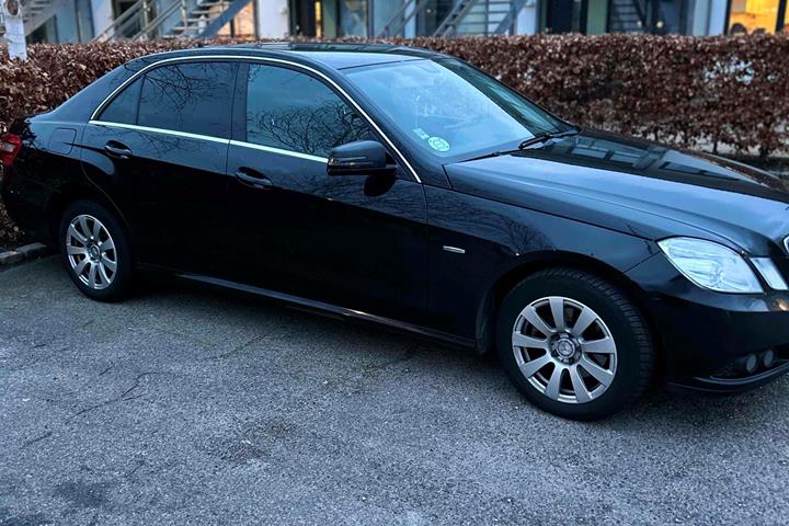 Sort Mercedes 200 E fra 2011