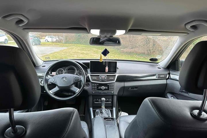 Sort Mercedes 200 E fra 2011