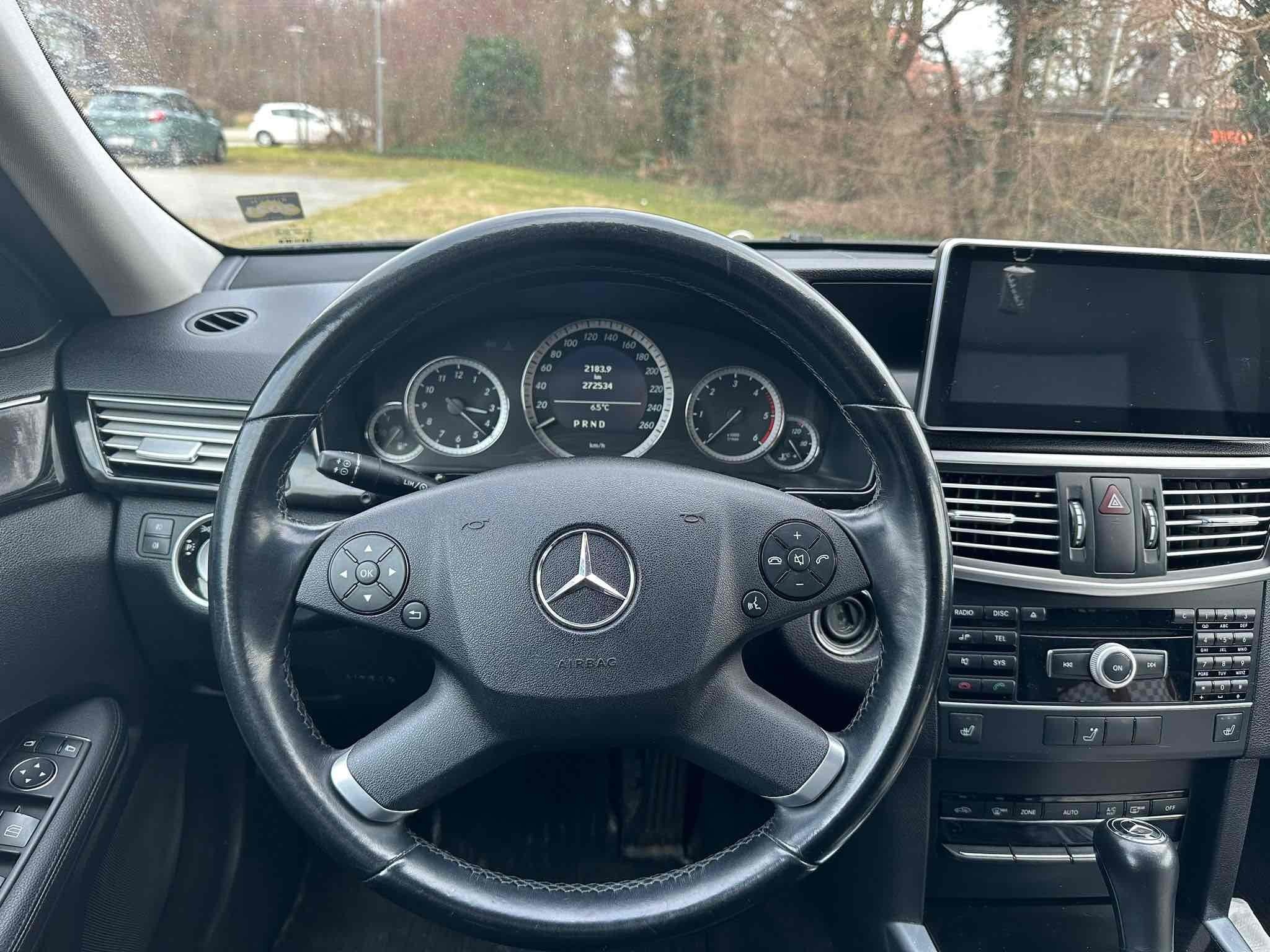 Sort Mercedes 200 E fra 2011