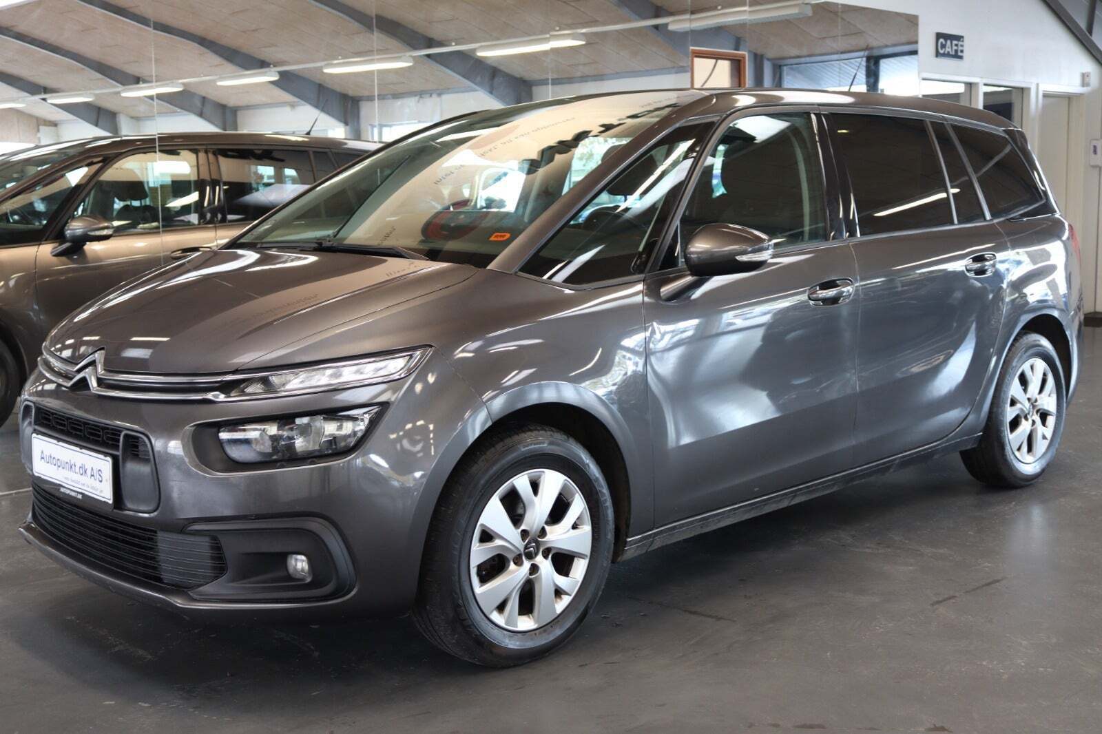 Grå Citroën Grand C4 Picasso fra 2017 set udefra