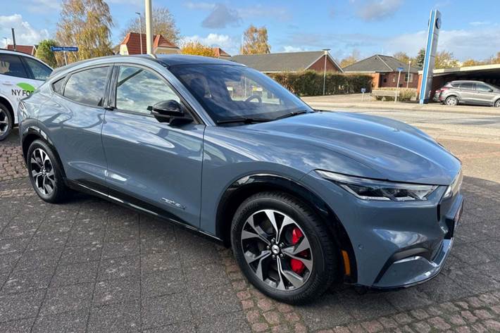 Blå Ford Mustang Mach-E fra 2023 set udefra