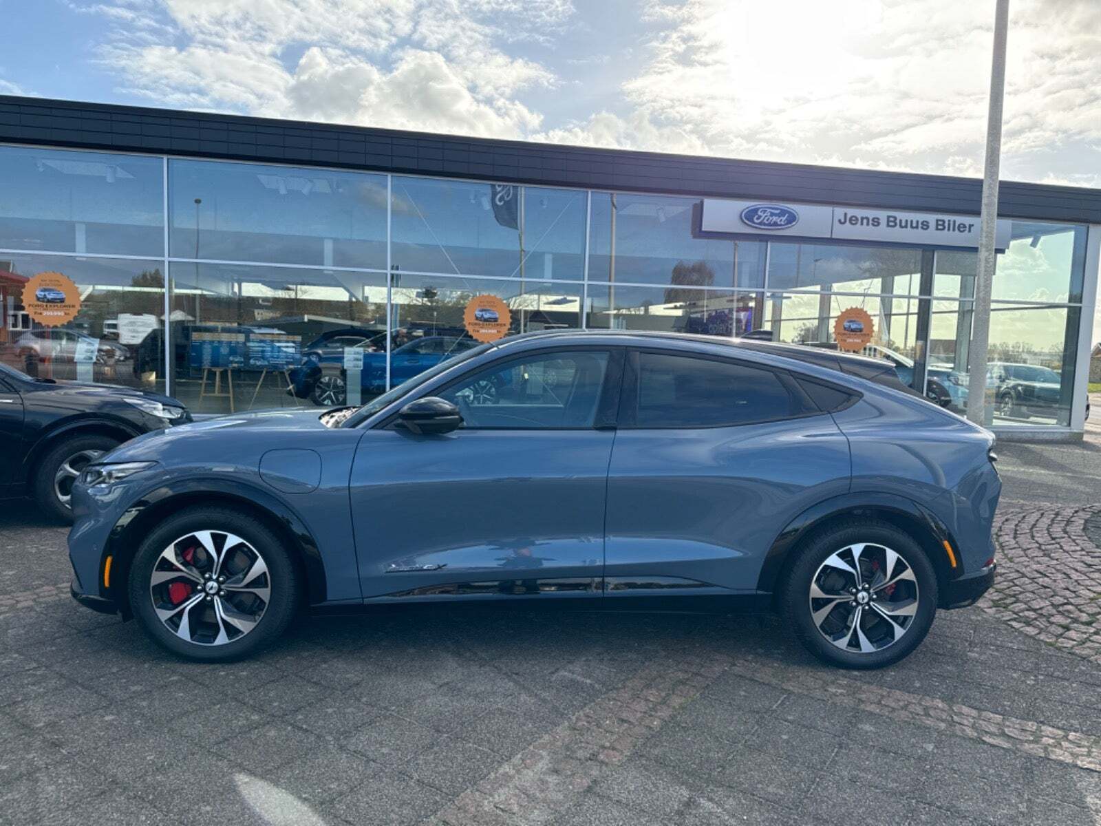 Blå Ford Mustang Mach-E fra 2023