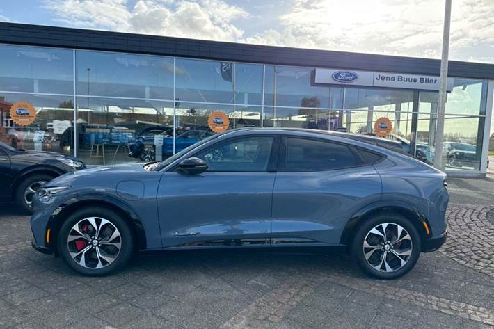 Blå Ford Mustang Mach-E fra 2023