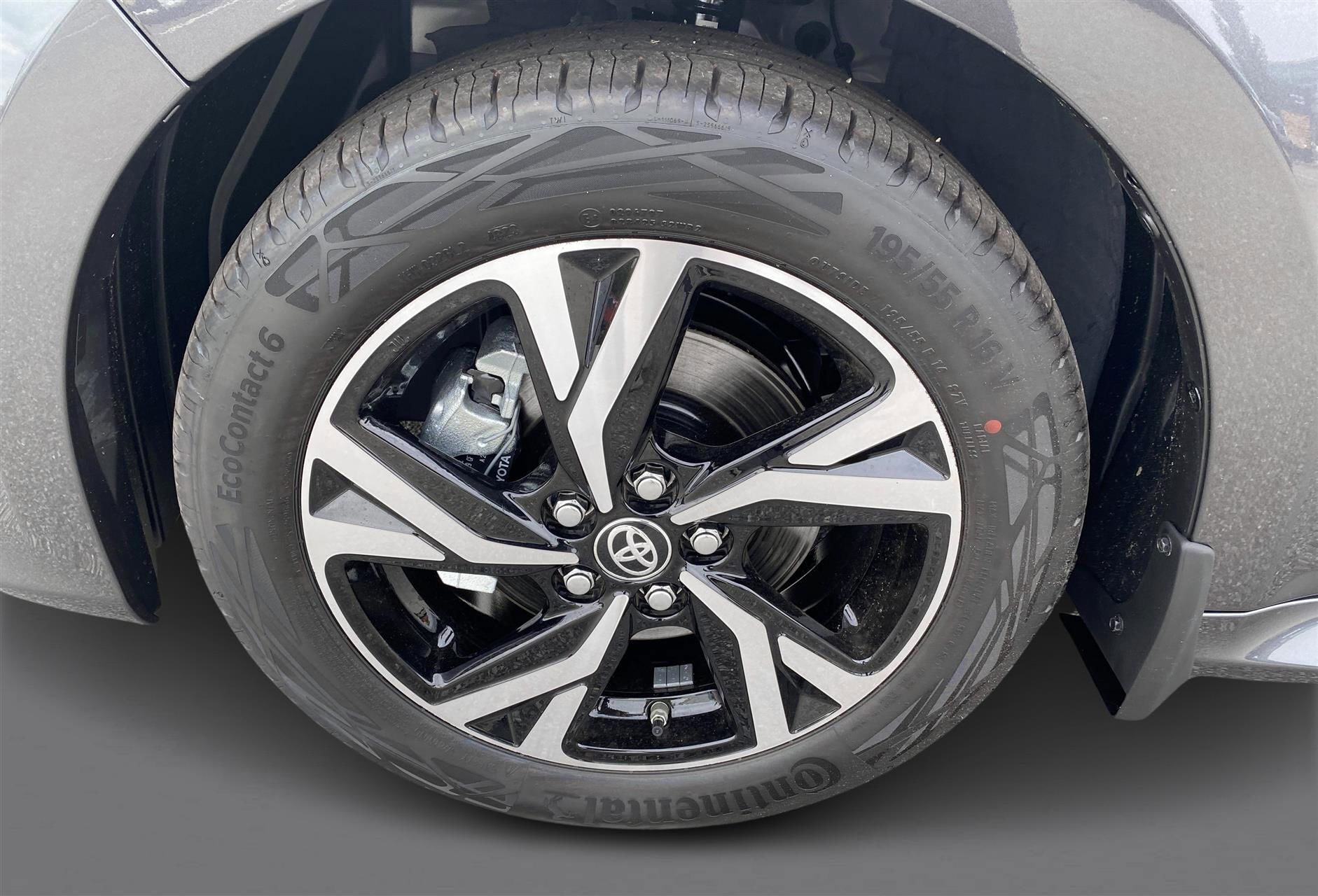 Grå Toyota Yaris fra 2024