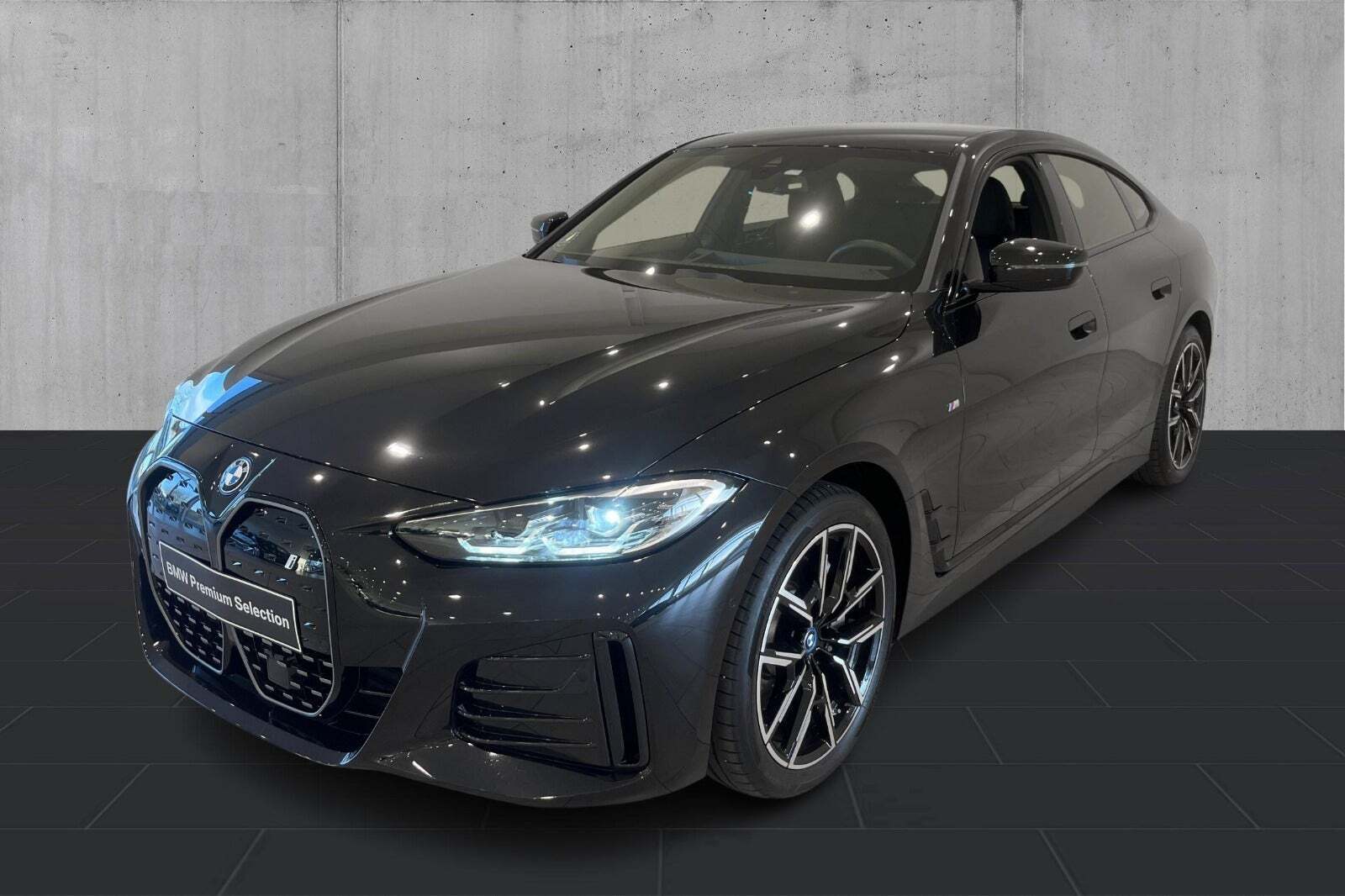 Sort BMW i4 fra 2024 set udefra