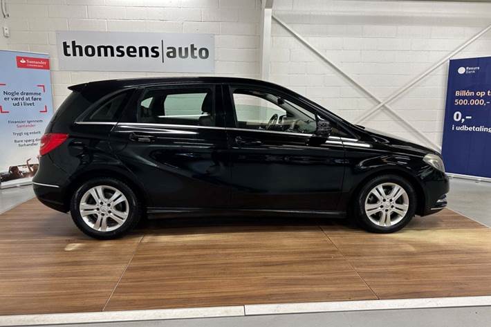 Sort Mercedes B200 fra 2013