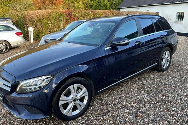 Blå Mercedes C220 d fra 2019