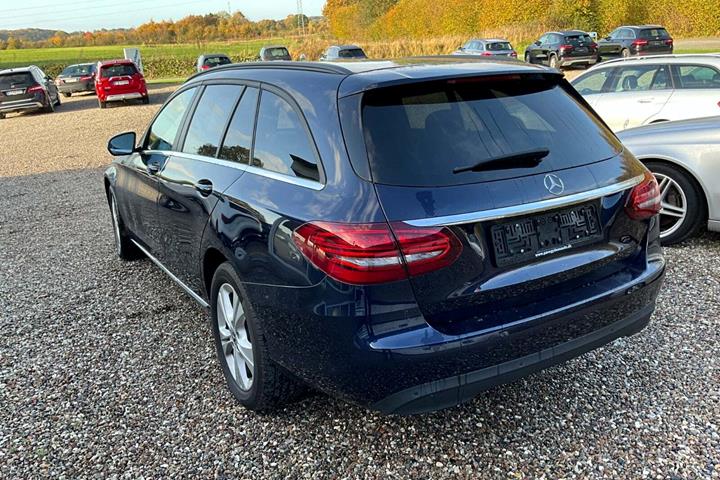 Blå Mercedes C220 d fra 2019
