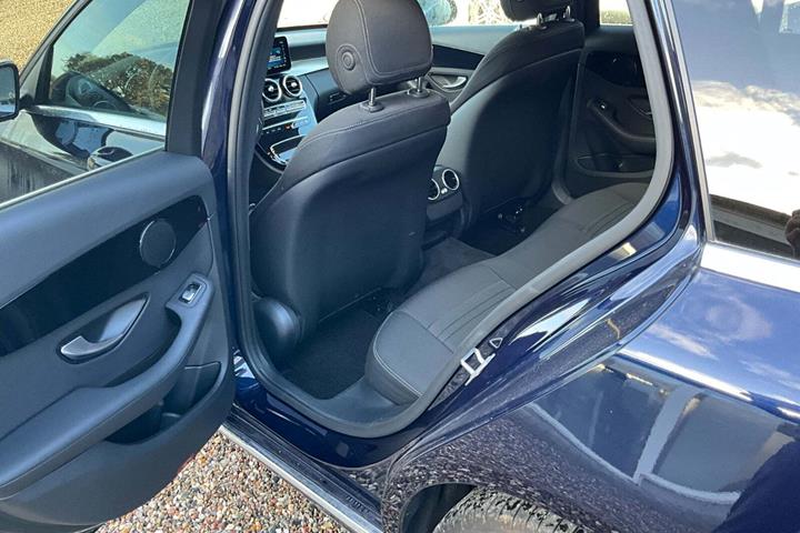 Blå Mercedes C220 d fra 2019