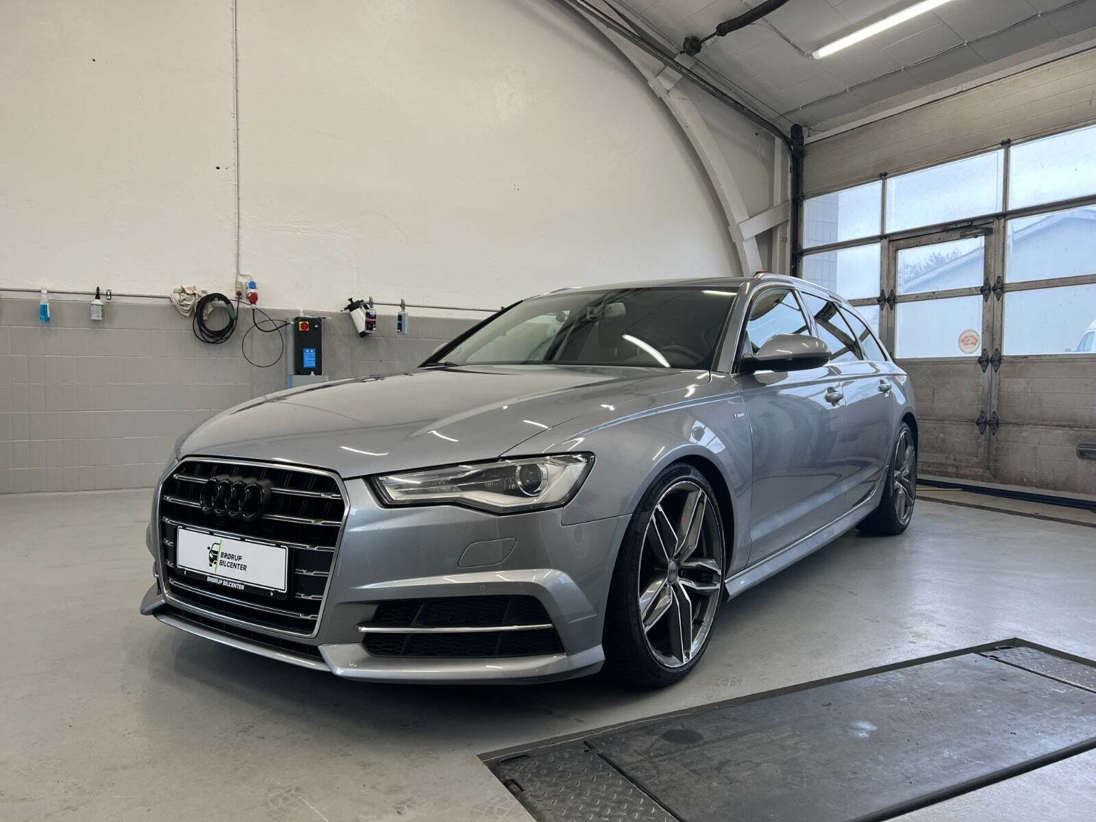 Grå Audi A6 fra 2018 set udefra