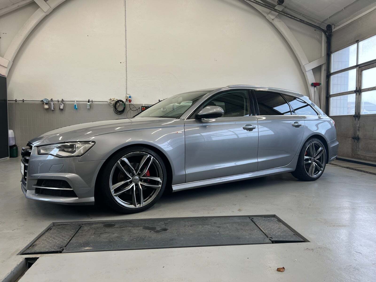Grå Audi A6 fra 2018