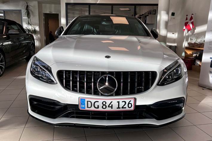 Hvid Mercedes C63 fra 2017