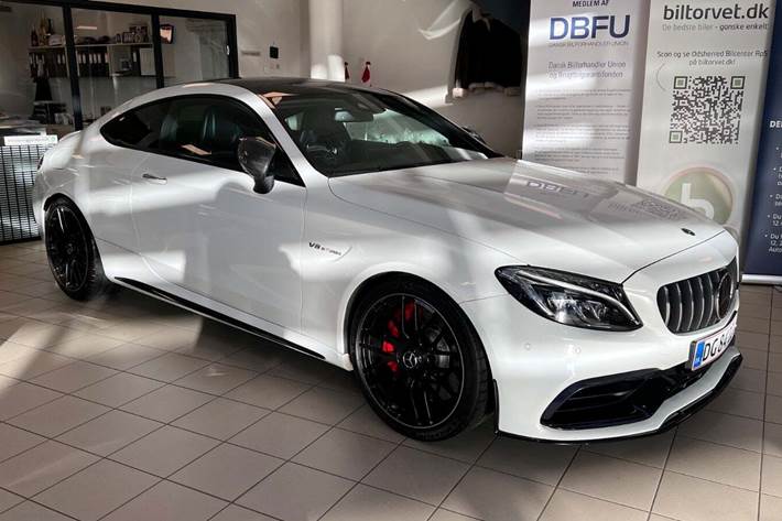Hvid Mercedes C63 fra 2017 set udefra