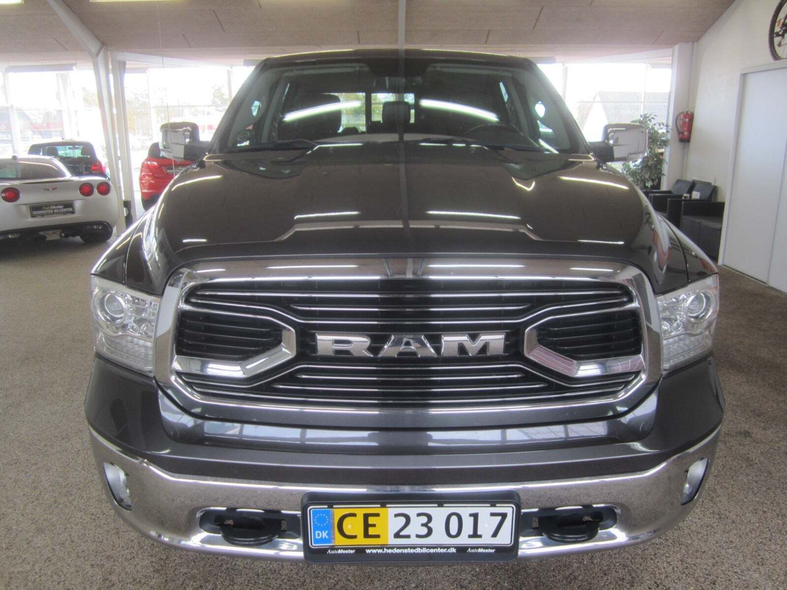 Grå Dodge RAM 1500 fra 2018 set udefra