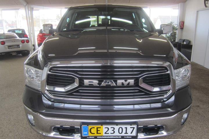 Grå Dodge RAM 1500 fra 2018 set udefra