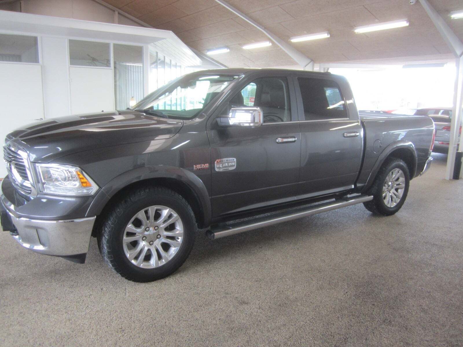 Grå Dodge RAM 1500 fra 2018