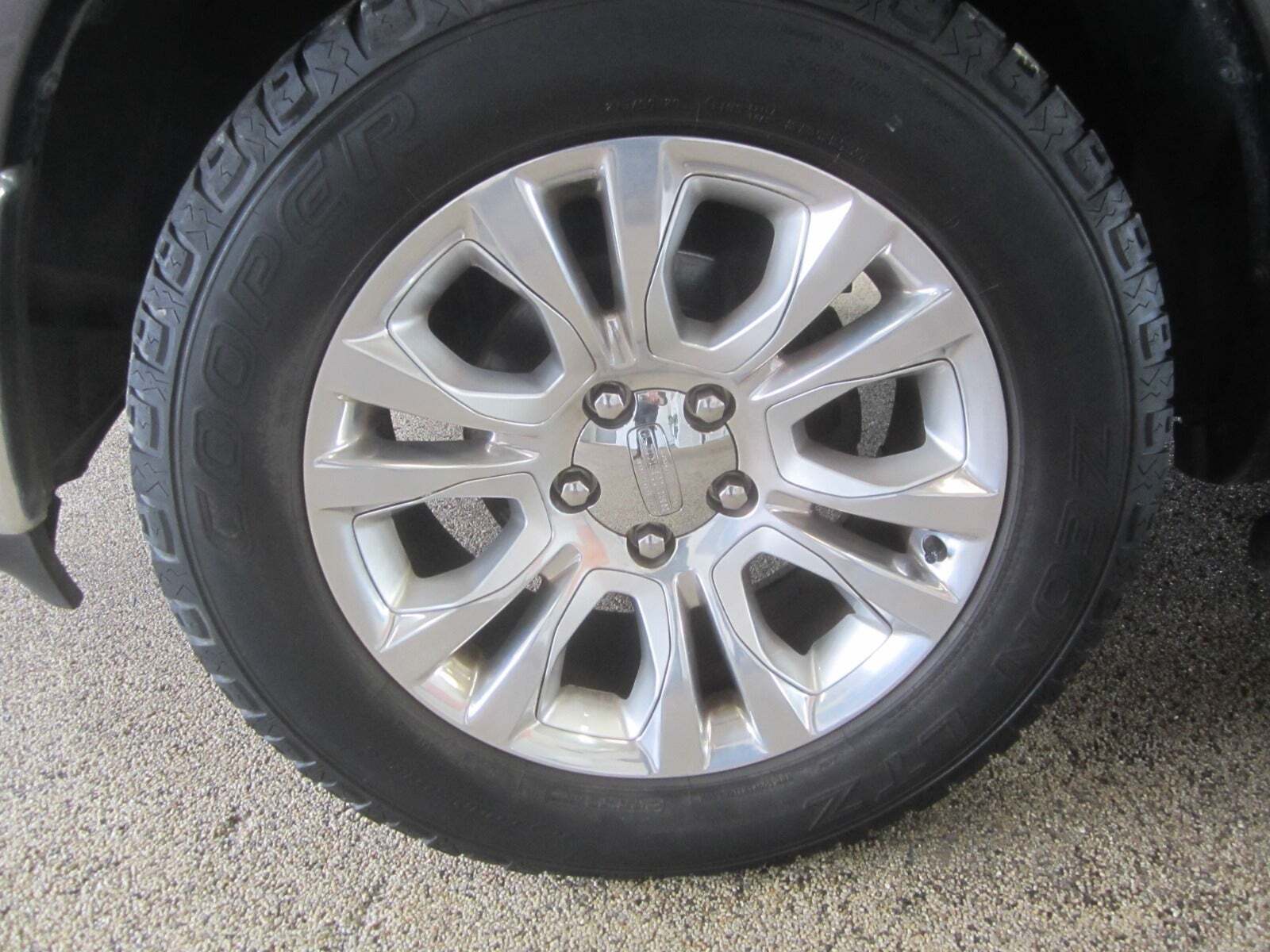 Grå Dodge RAM 1500 fra 2018 set udefra
