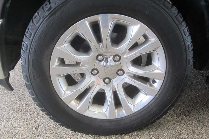 Grå Dodge RAM 1500 fra 2018 set udefra