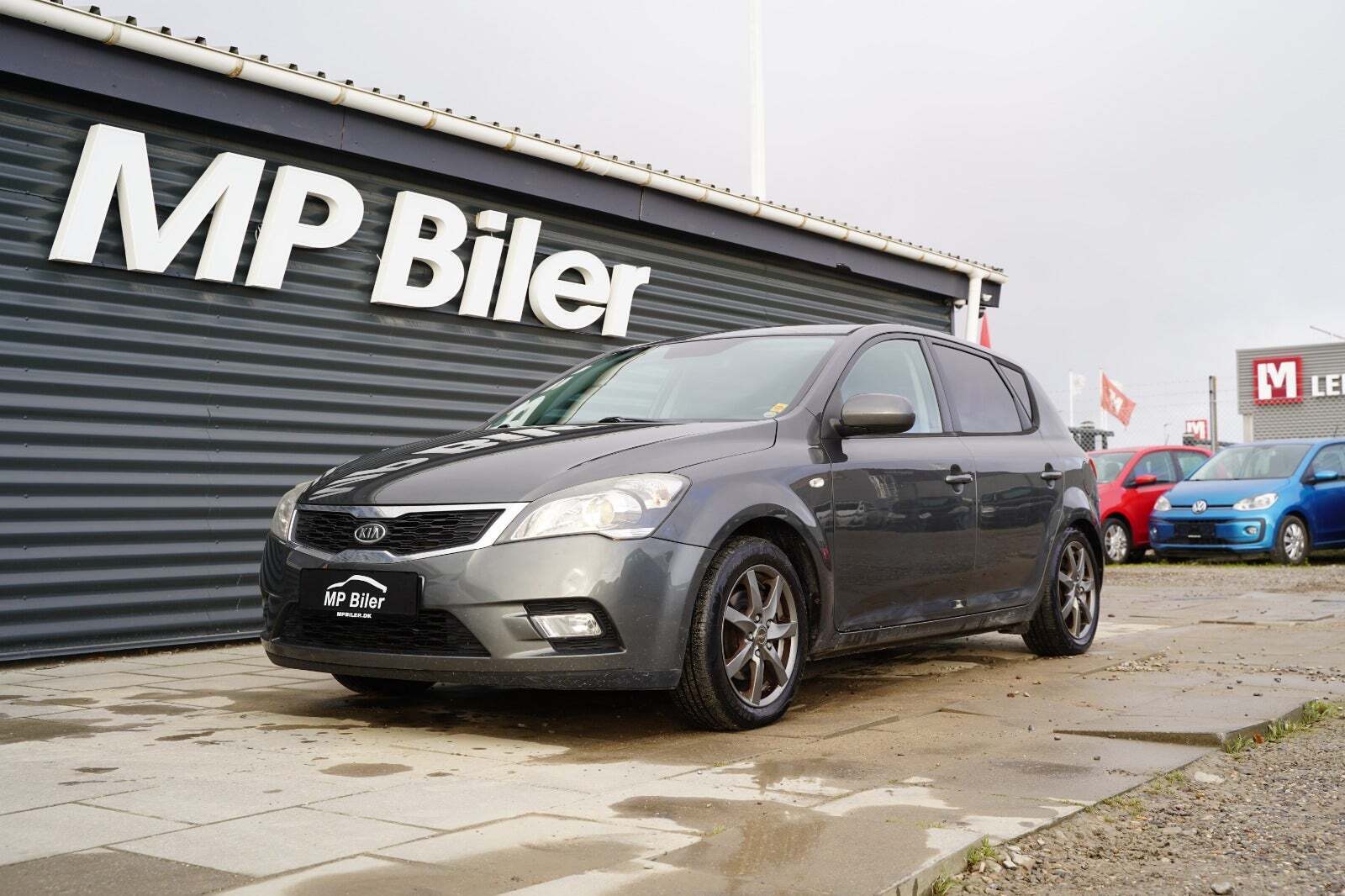 Grå Kia Ceed fra 2010 set udefra