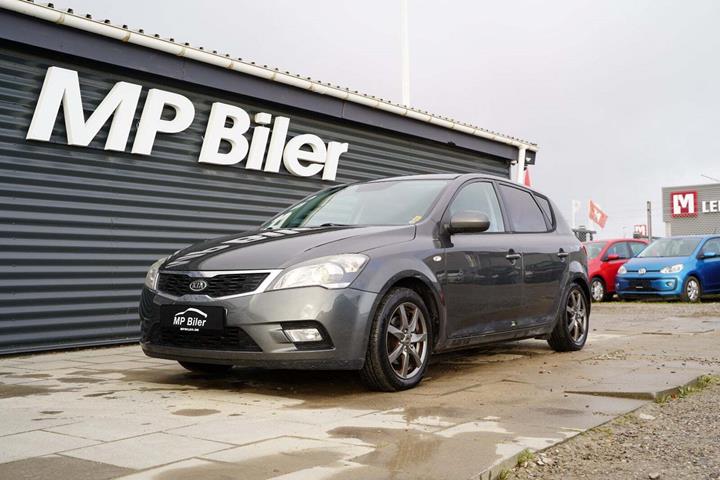 Grå Kia Ceed fra 2010 set udefra