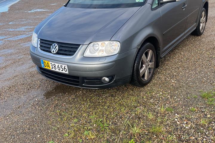 Grå VW Touran fra 2006