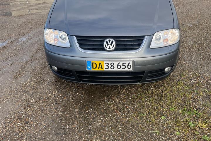 Grå VW Touran fra 2006