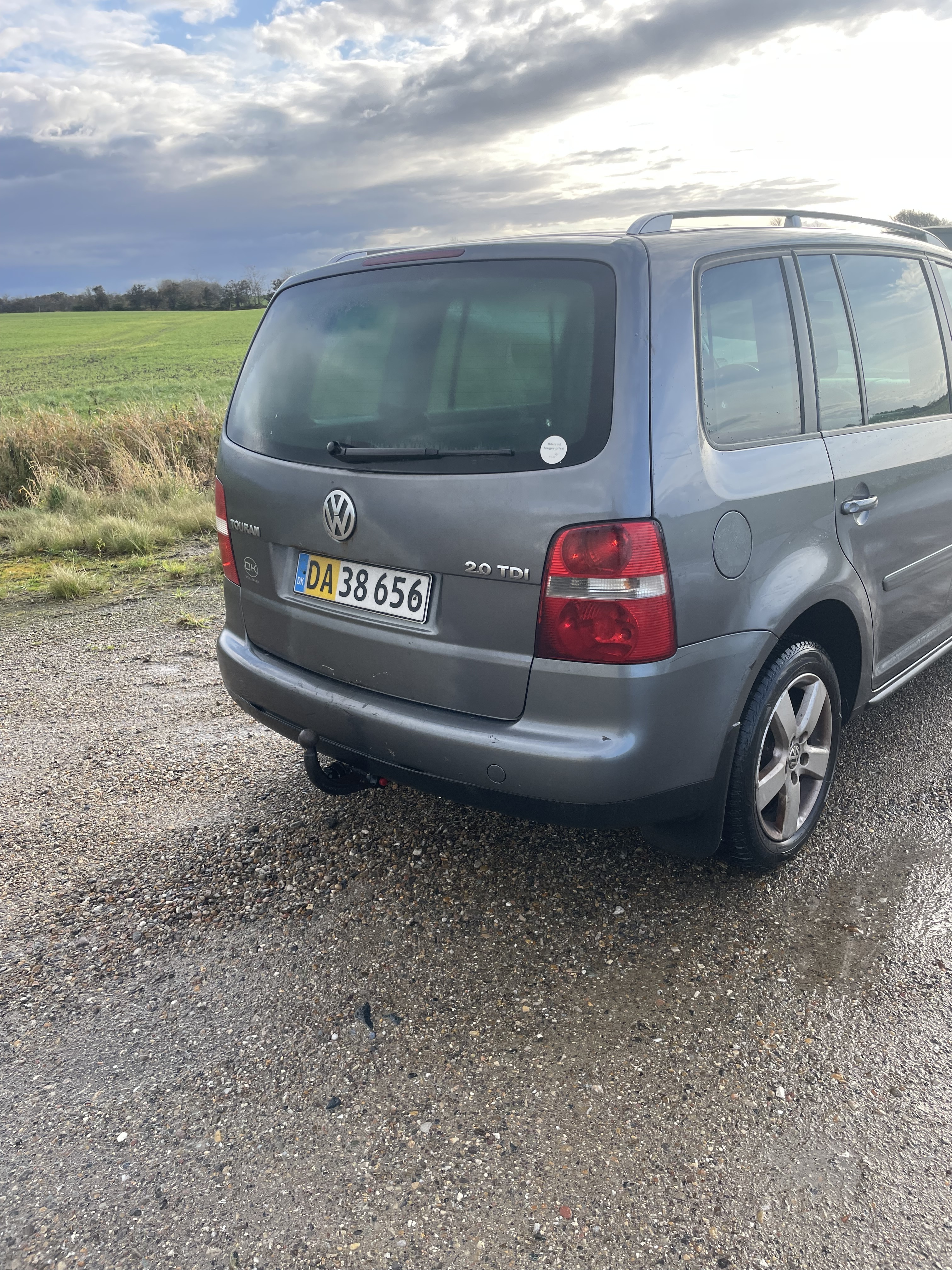 Grå VW Touran fra 2006