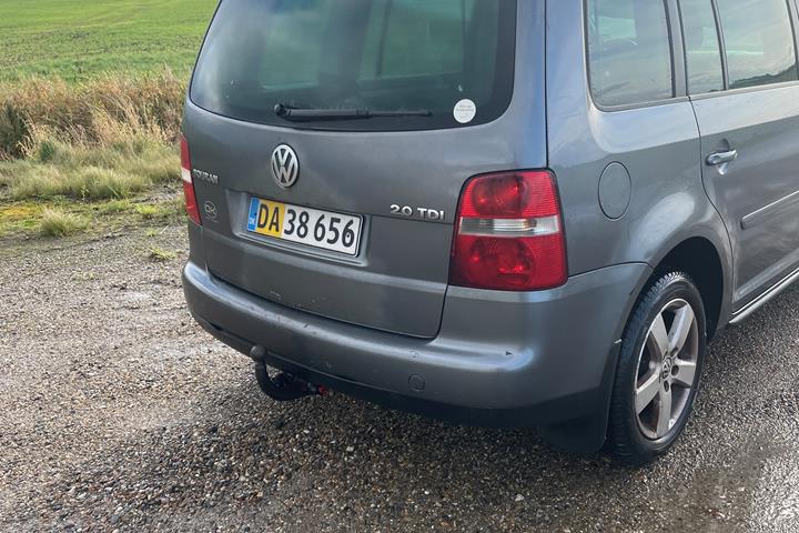 Grå VW Touran fra 2006