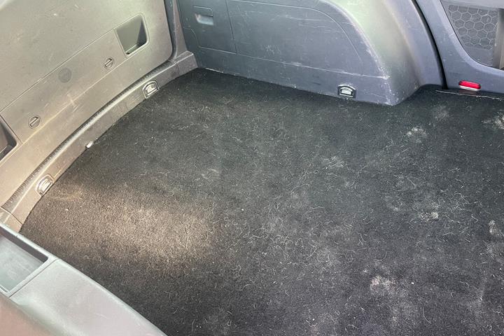 Grå VW Touran fra 2006