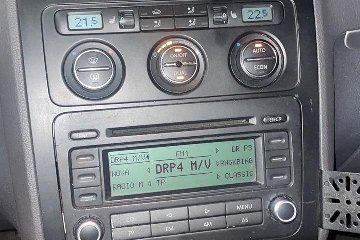 Grå VW Touran fra 2006