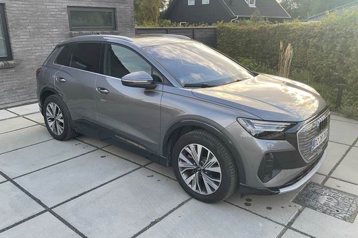 Grå Audi Q4 e-tron fra 2023