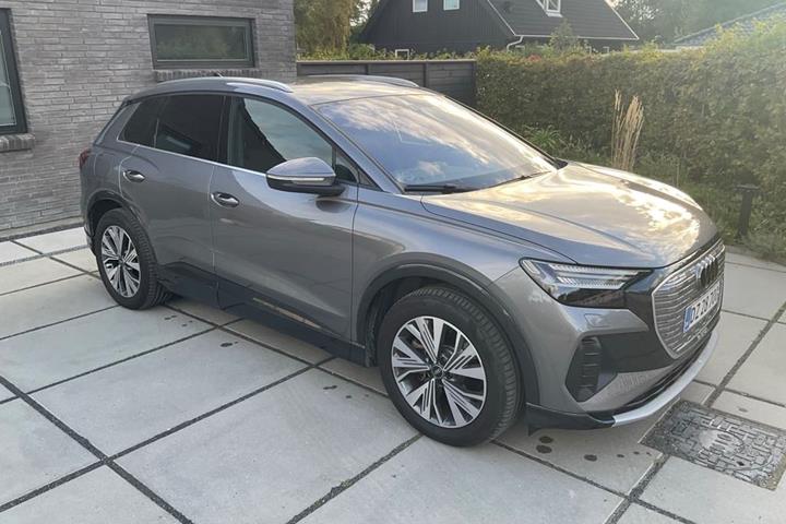 Grå Audi Q4 e-tron fra 2023