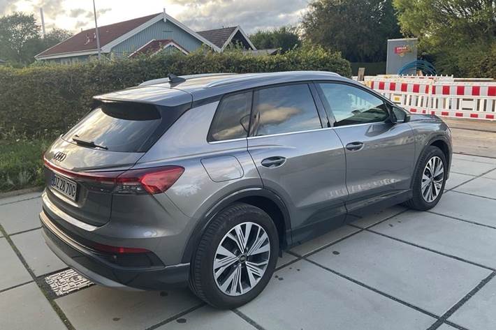 Grå Audi Q4 e-tron fra 2023