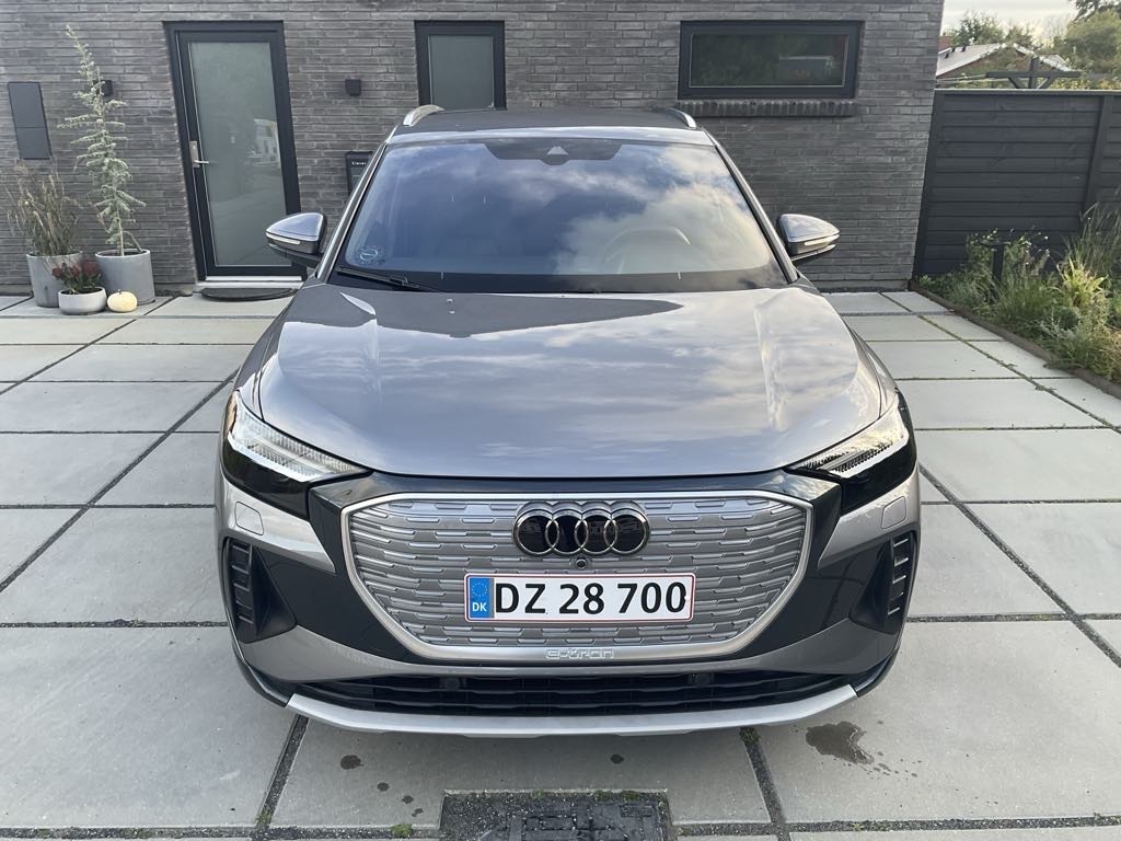 Grå Audi Q4 e-tron fra 2023