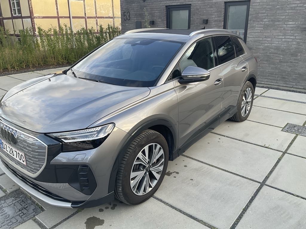 Grå Audi Q4 e-tron fra 2023