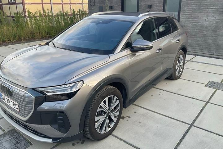 Grå Audi Q4 e-tron fra 2023