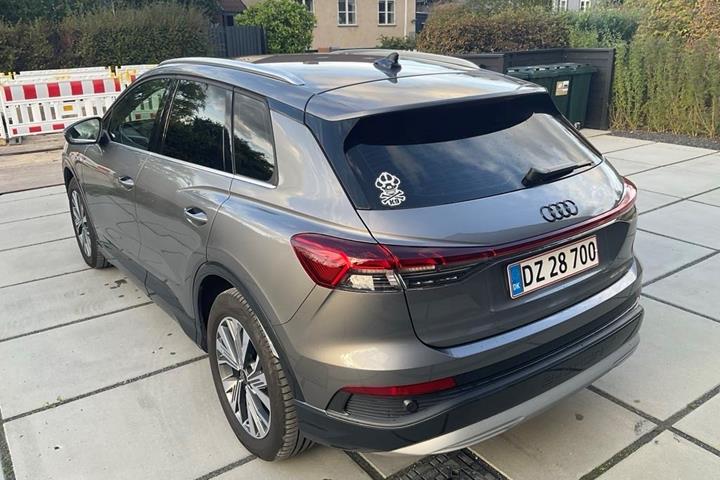 Grå Audi Q4 e-tron fra 2023