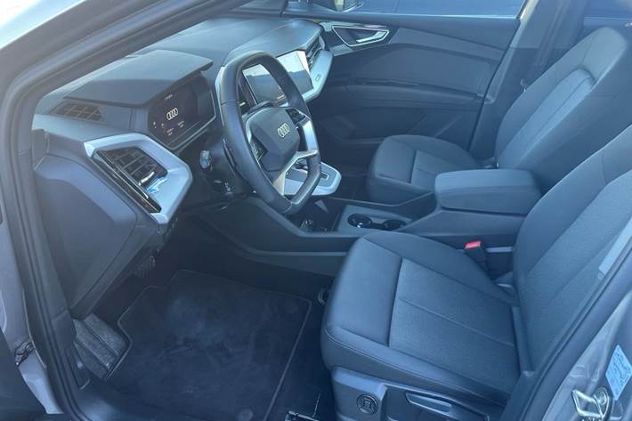 Grå Audi Q4 e-tron fra 2023